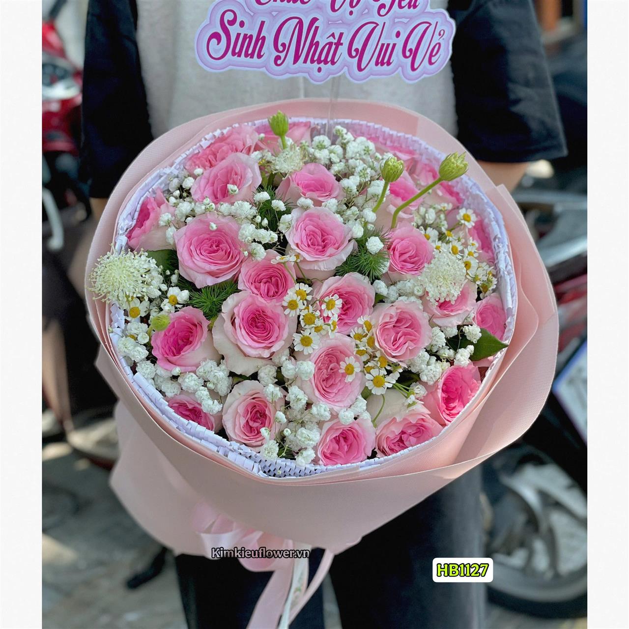 Bó hoa hồng lạc thần với sự kết hợp cùng hoa phụ: thúy châu, tana tạo nên một bó hoa dễ thương, nhẹ nhàng, kiểu bó tròn gọn gàng, tinh tế